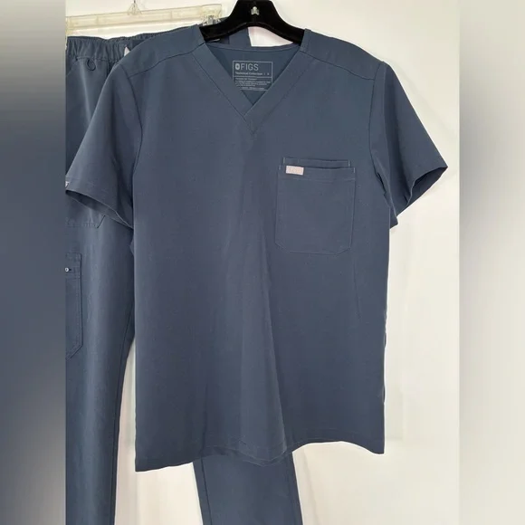 FIGS Scrubs Set Men’s Leon Top Cairo Cargo Pants Dark Blue EUC Size Small - Picture 11 of 11